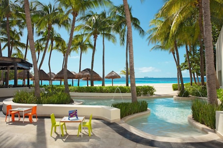 4 outdoor pools, pool umbrellas, sun loungers