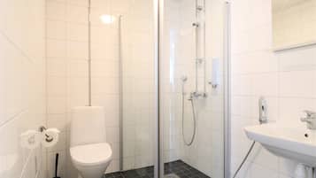 Estudio estándar, 2 camas individuales | Baño | Regadera, secadora de cabello, toallas