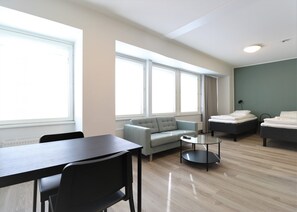Estudio superior | Ropa de cama de alta calidad, decoración individual, escritorio