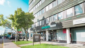 Ein modernes Gebäude mit einem Schild für 'APARTHOTEL FOREDOM' und einem Schild für 'Med Group Hertenienen Ham'.