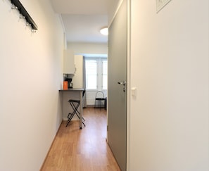 Chambre simple Standard | Literie de qualité, décor unique, bureau, accÚs au Wi-Fi (inclus)