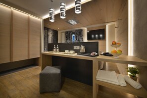 舒适双人房或双床房, 1 张双人床或 2 张单人床, 阳台 | 羽绒被、客房内保险箱、特色家居、办公桌