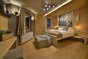 Junior Suite, 1 Bedroom, Balcony | Down comforters, in-room safe, individually furnished, desk