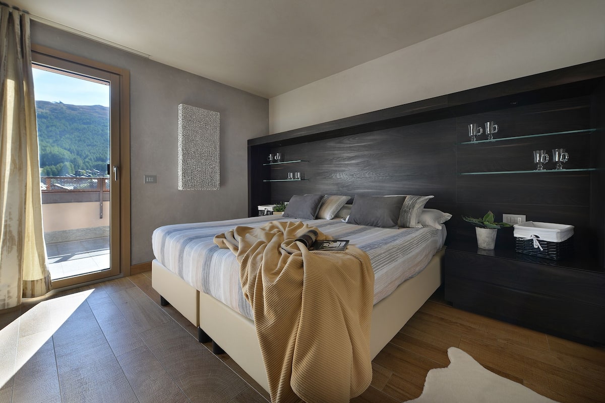 Suite familiar, 2 habitaciones, balcón | 1 habitación, edredón y caja de seguridad en la habitación