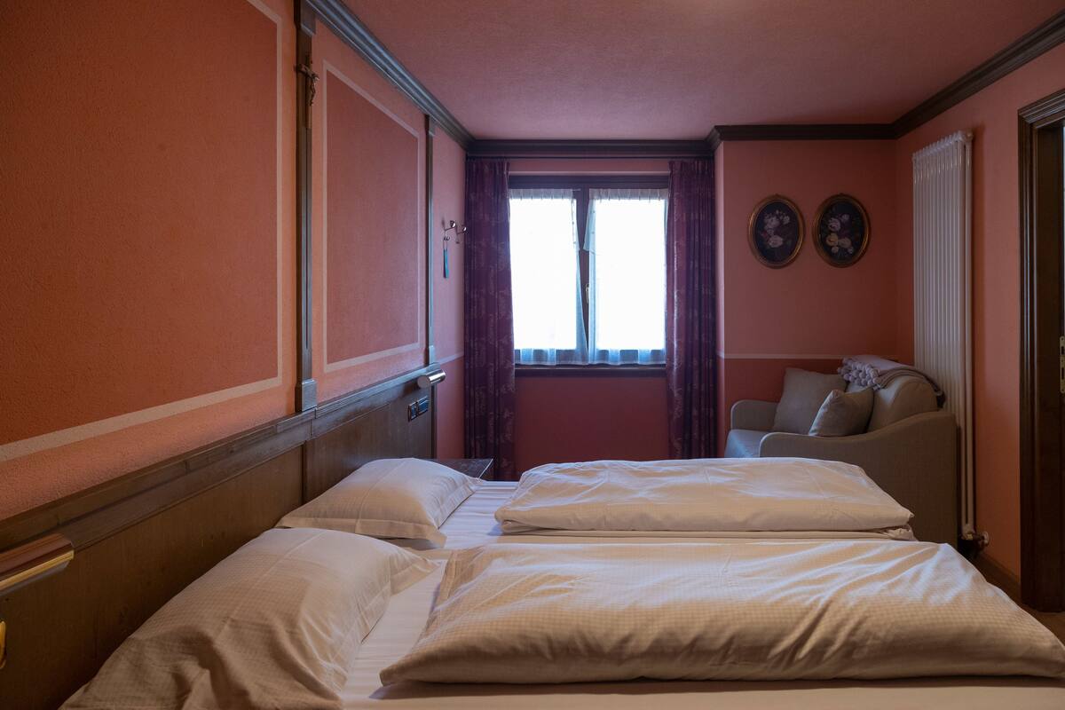 Comfort Double or Twin Room, 1 Bedroom, Private Bathroom | Down comforters, in-room safe, desk, blackout drapes