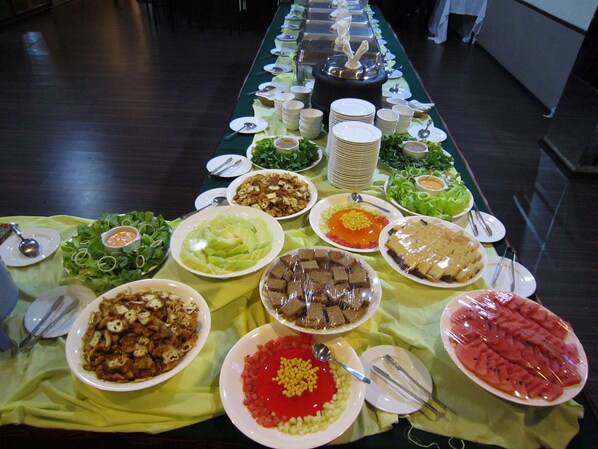 อาหารเช้าแบบคอนติเนนทัลทุกวัน (MYR 18 ต่อคน)