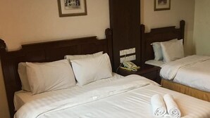 Superior Triple Room | In-room safe, desk, iron/ironing board, WiFi (free) - Regal Court Hotel Kuching (Kuching)