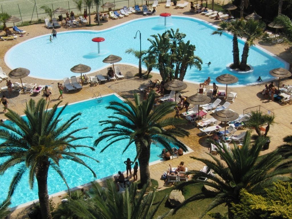 2 piscines extérieures, couloir de nage