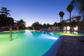 A swimming pool with lounge chairs and palm trees. - Sporting Club Village (Mazara del Vallo)