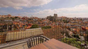 Vista panorámica de un paisaje urbano con edificios históricos y una iglesia destacada.