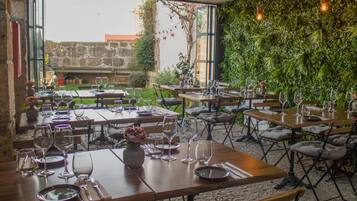 Breakfast, lunch, dinner served; alfresco dining