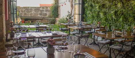 Breakfast, lunch, dinner served; al fresco dining