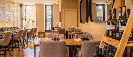 Se sirven desayunos, comidas y cenas con mesas al aire libre