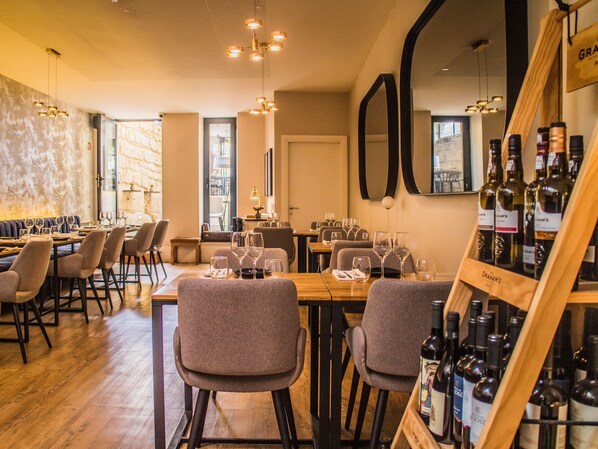 Breakfast, lunch, dinner served; alfresco dining - ALIBI by YoursPorto (Porto)