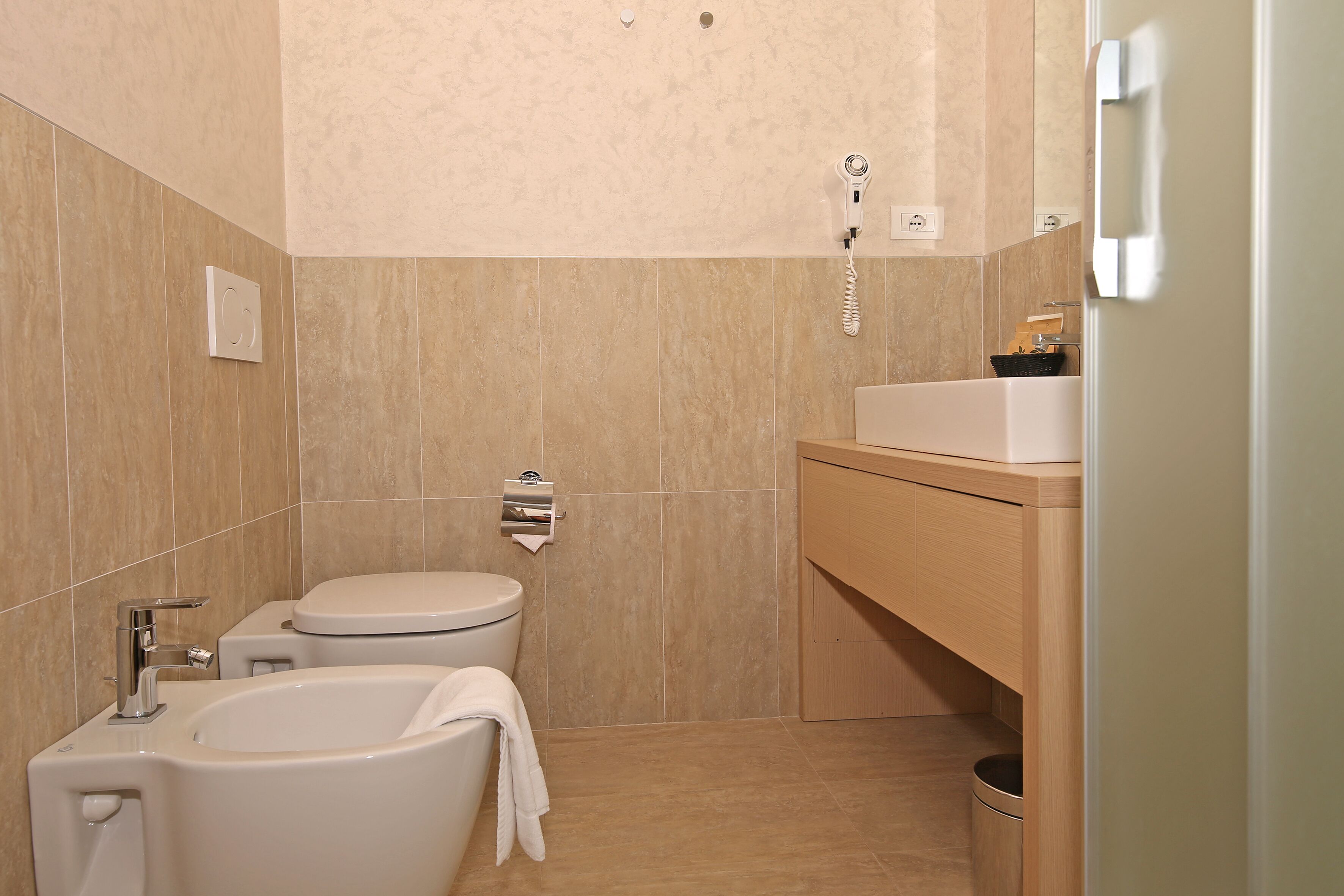 Un baño moderno con bañera, inodoro y lavabo.