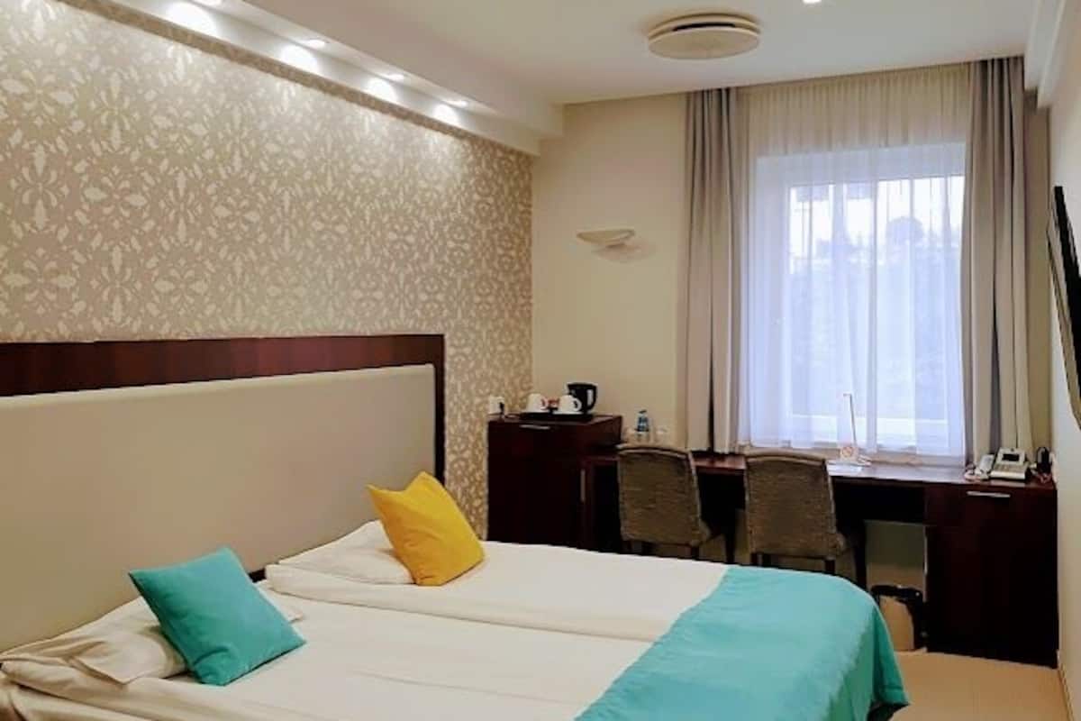 Habitación Business doble de uso individual | Ropa de cama de alta calidad, minibar, caja fuerte y escritorio