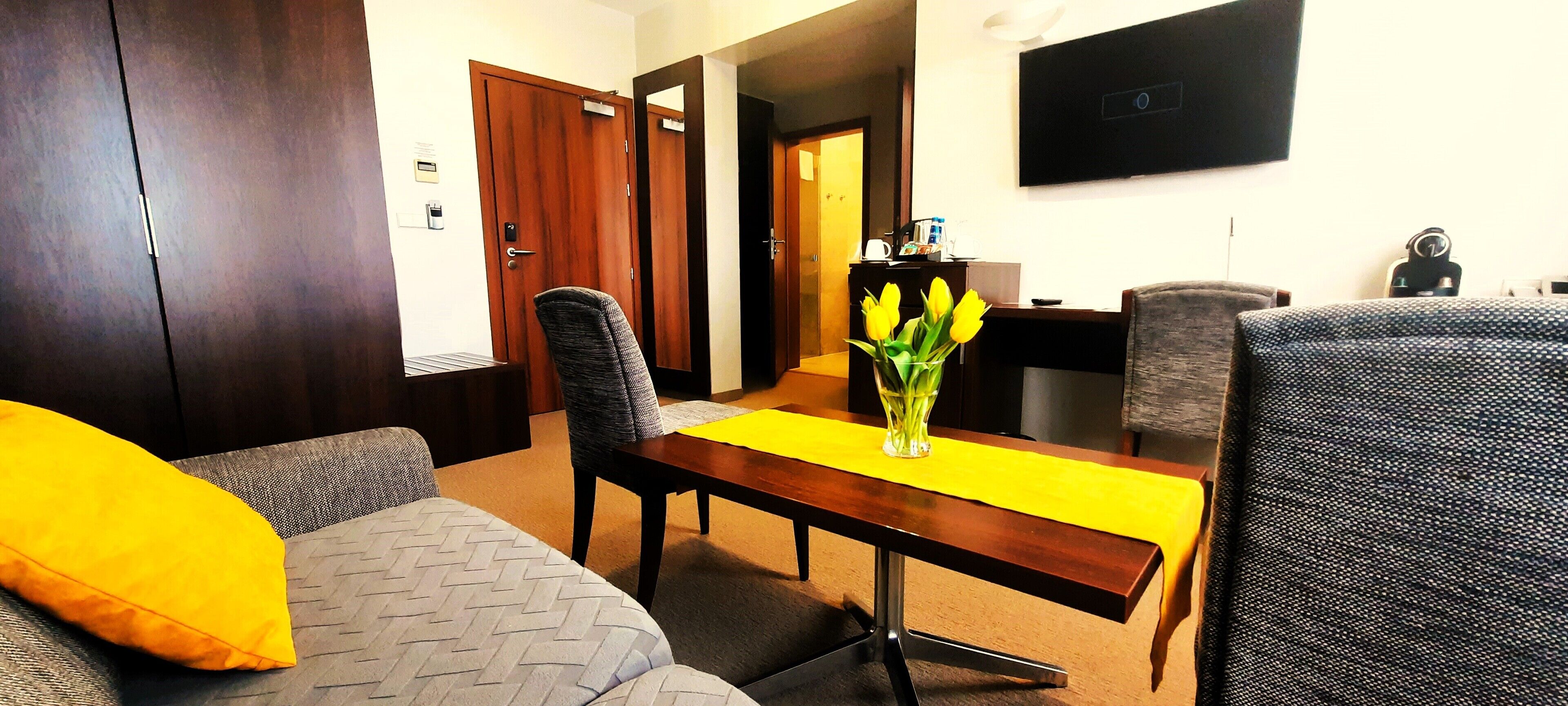 Sengetøy av topp kvalitet, minibar, safe på rommet og skrivebord