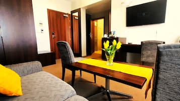 Premium bedding, minibar, in-room safe, desk