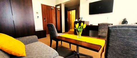 Sengetøy av topp kvalitet, minibar, safe på rommet og skrivebord