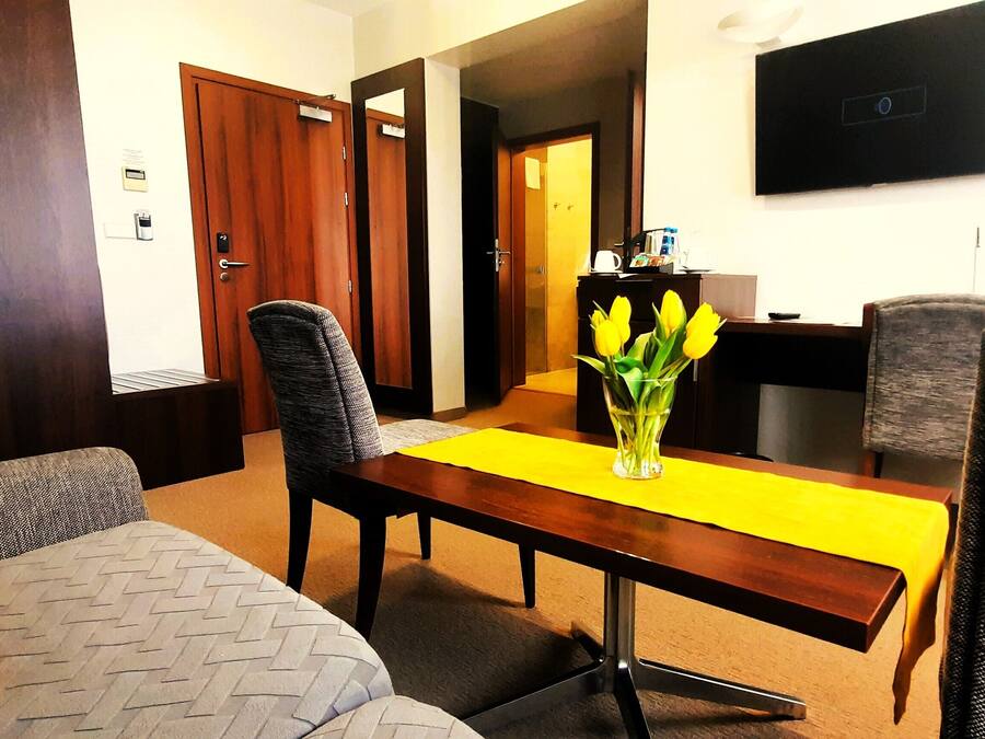 Premium bedding, minibar, in-room safe, desk