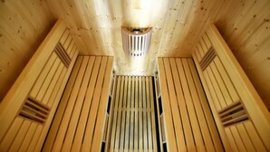Una sauna con techo inclinado y paredes de madera.