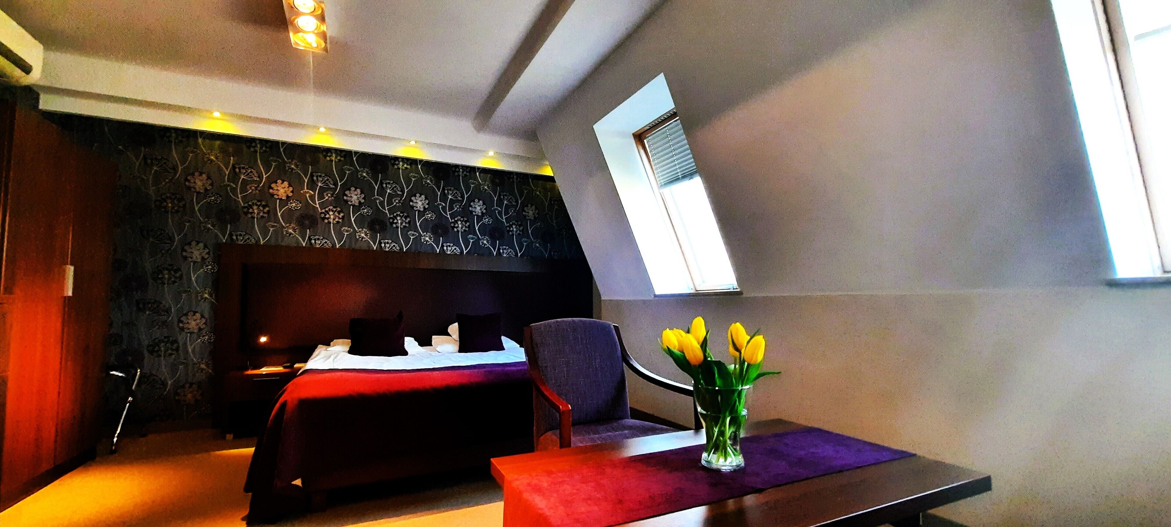 Ropa de cama de alta calidad y minibar 