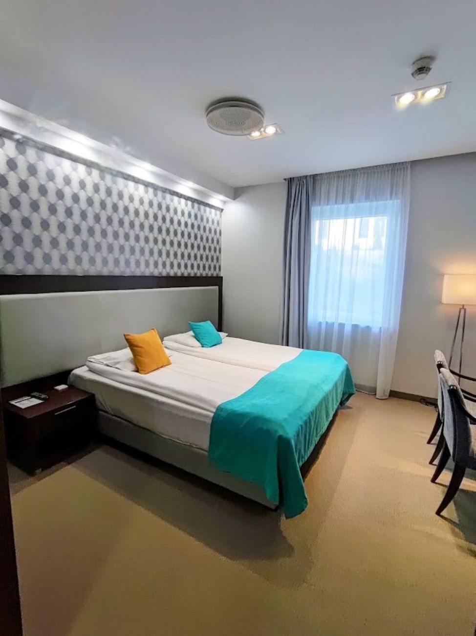 Ropa de cama de alta calidad y minibar 