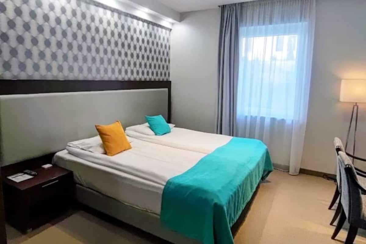 Habitación estándar doble | Ropa de cama de alta calidad, minibar, caja fuerte y escritorio