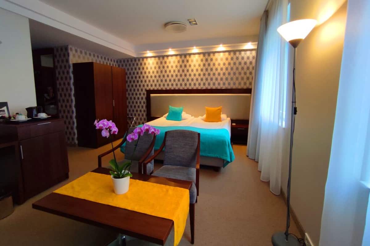 Premium bedding, minibar, in-room safe, desk