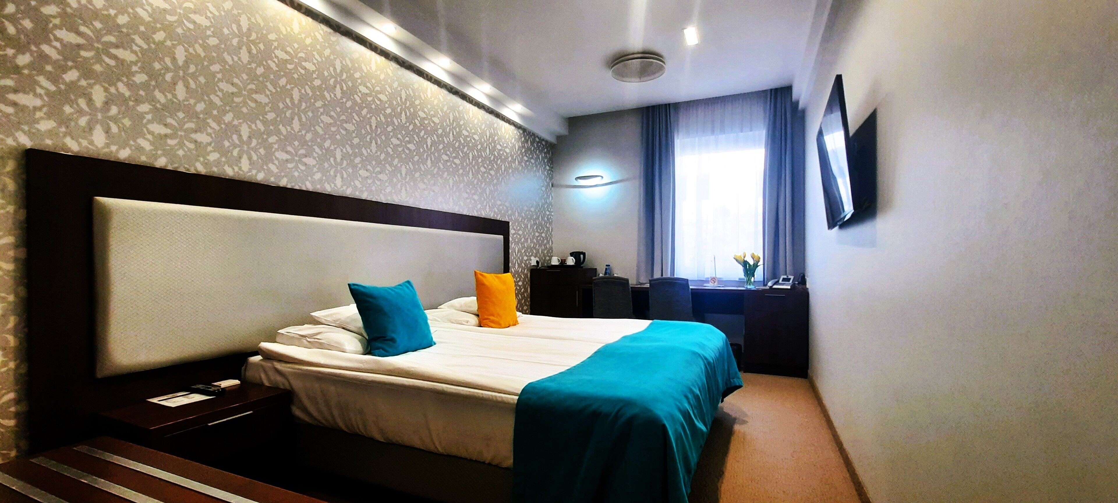 Ropa de cama de alta calidad y minibar 