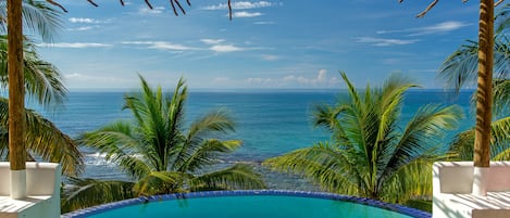 Una piscina al aire libre, tumbonas