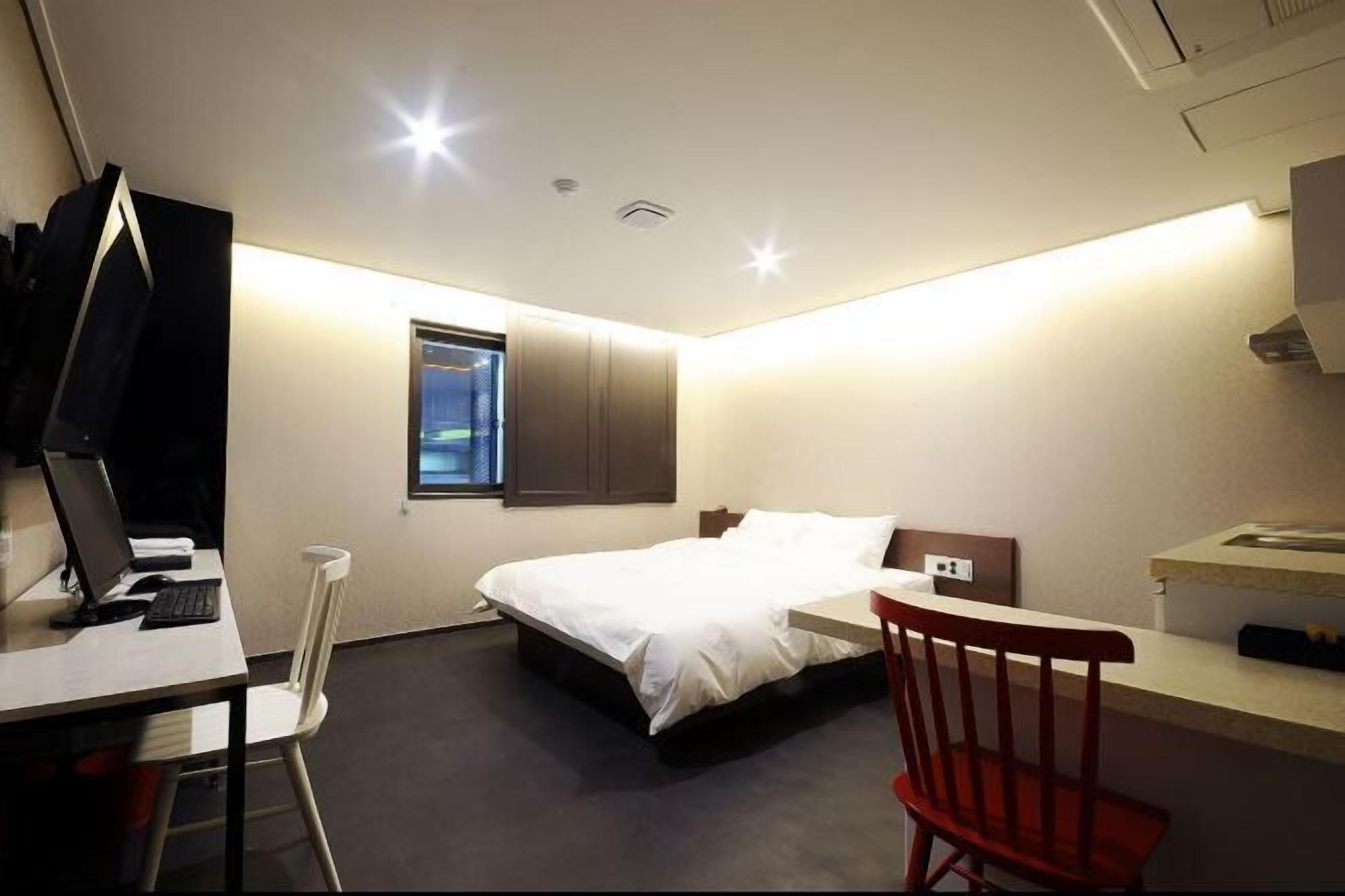 Premium bedding, down comforters, minibar, blackout drapes