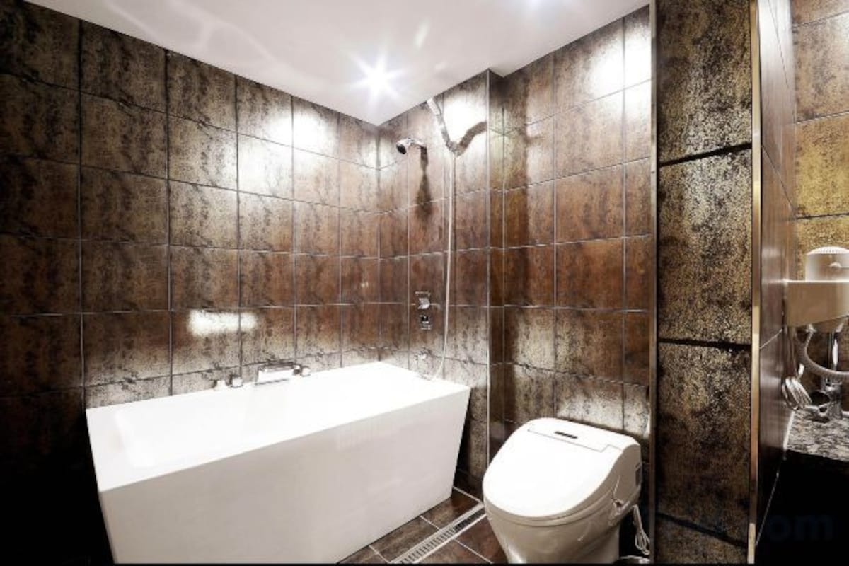 Salle de bain | Articles de toilette griffés, séchoir à cheveux, peignoirs, pantoufles