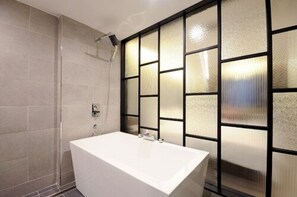 Premium bedding, down comforters, minibar, blackout drapes - Queens Hotel Seomyeon Busan (Busan)