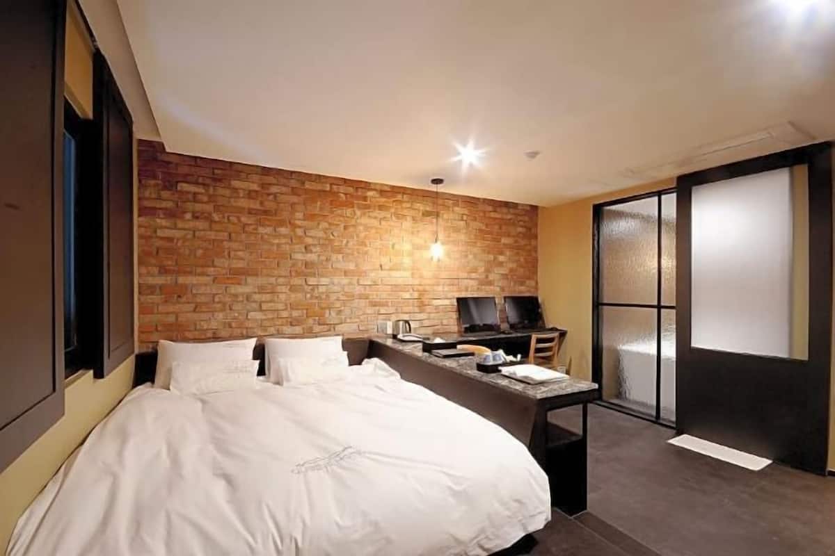 1 bedroom, premium bedding, down comforters, minibar