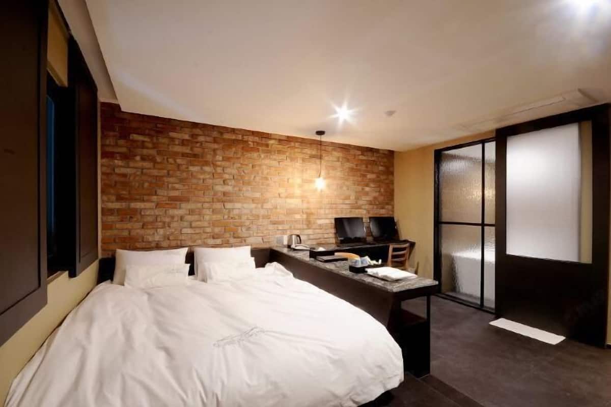 1 bedroom, premium bedding, down comforters, minibar