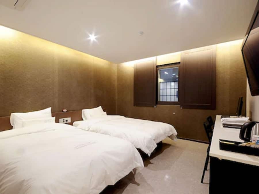 Premium bedding, down comforters, minibar, blackout drapes