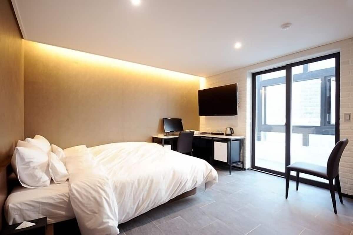 1 bedroom, premium bedding, down comforters, minibar