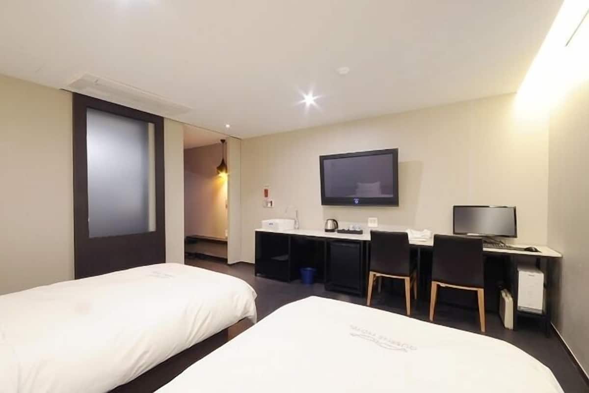 1 bedroom, premium bedding, down comforters, minibar
