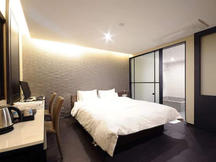 Premium-sengetøj, dundyner, minibar, mørklægningsgardiner