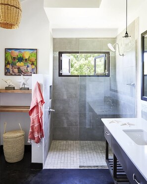 Free toiletries, hair dryer, towels - Calabash Bay Four Bedroom Villa (Treasure Beach)