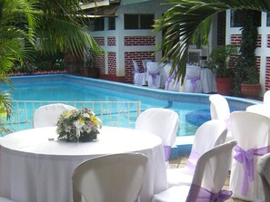 供應早餐、午餐及晚餐