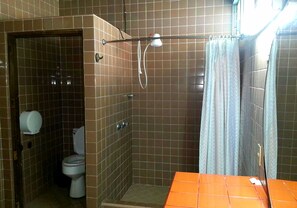 單人房 | 浴室 | 淋浴設備、風筒、提供毛巾