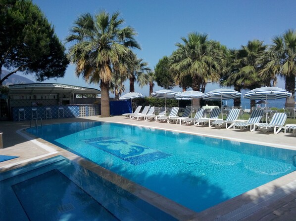 Alberca al aire libre por temporada 