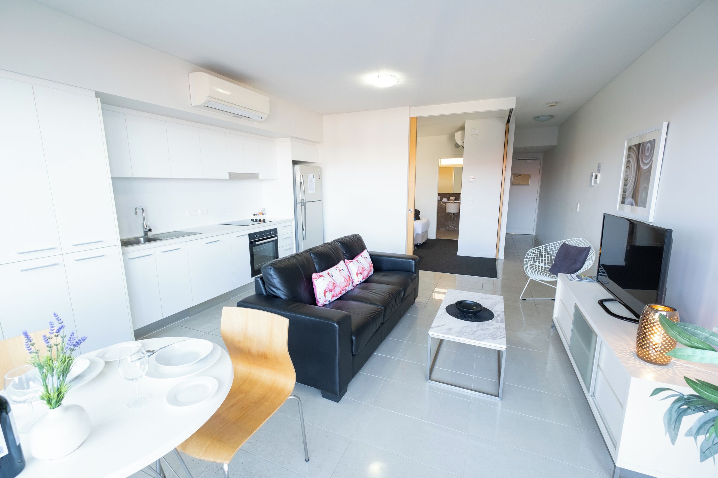 Een modern appartement met keuken, woonkamer en eethoek.