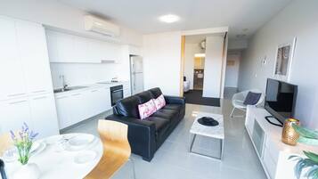 Een modern appartement met keuken, woonkamer en eethoek.