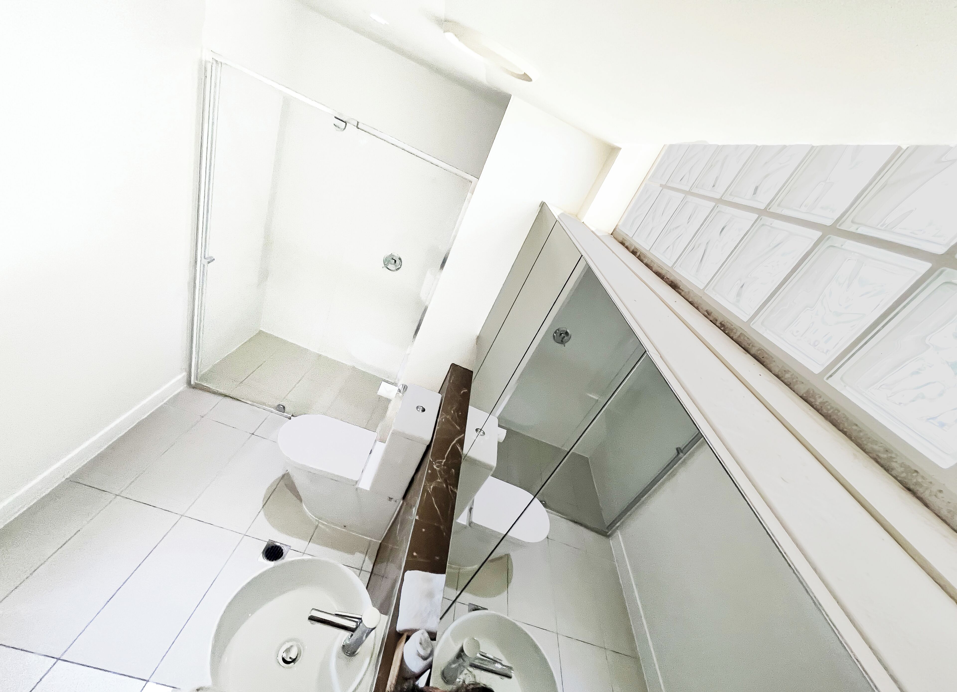 Un baño con inodoro, lavabo y ducha.