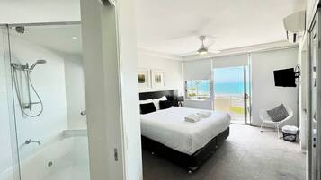 Studio Waterview | Premium bedding, pillowtop beds, individually decorated