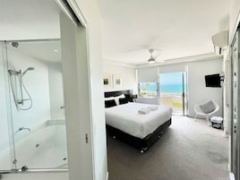 Studio Waterview | Premium bedding, pillowtop beds, individually decorated