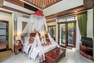 1 kamar tidur, minibar, brankas, dan meja kerja